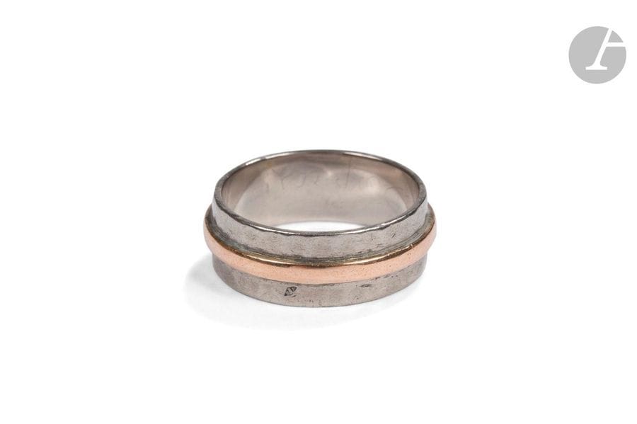 JEAN DESPRÉS (1889-1980)
Anneau moderniste en or blanc et or rose. Le jonc or reçut par un large fond martelé. Signé J. DESPRÉS à la pointe à l’intérieur de l’anneau et porte les poinçons de Maître Orfèvre et de garantie à l’extérieur. Poids:9 g
