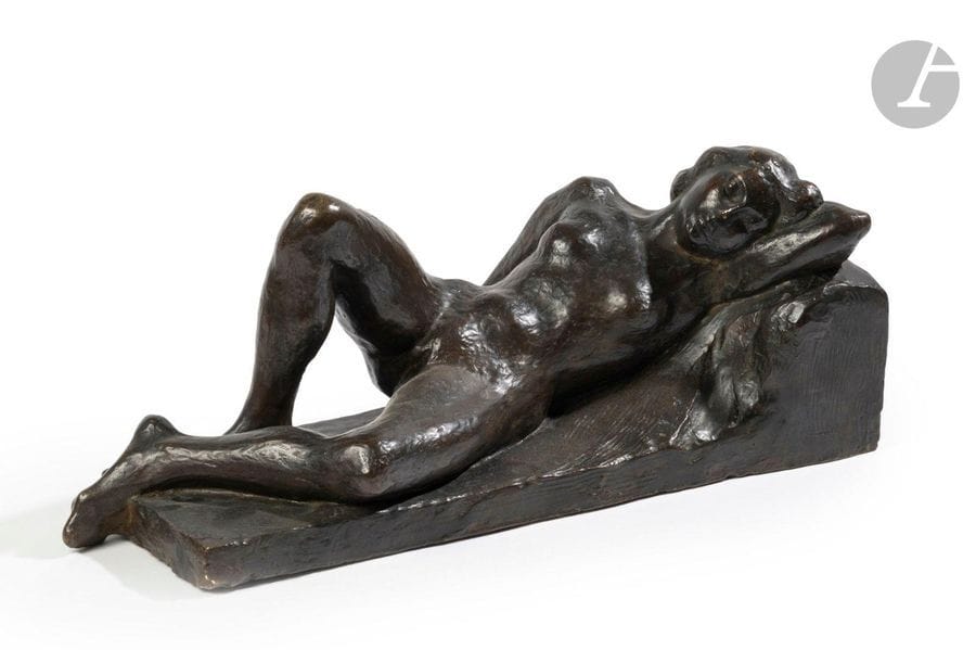 *JAKUB CYTRYNOWICZ (1893-1942) DITJACQUES CYTRINOVITCH
Grand nu endormi
Sculpture. Épreuve en bronze à patine brun nuancé. Fonte d’édition ancienne. Signée CITRINE sur le côté du tertre vers la base. H.22cm – L.54,5cm – P.23cm 

À noter:
Notre œuvre porte une étiquette de transport international indiquant que celle-ci a été exposée au Japon. 

Provenance:
Galerie Zak, Acquis par l'actuel propriétaire auprès de cette dernière en 1961.
