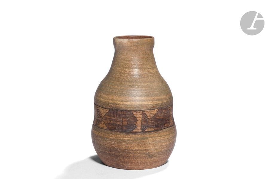 FRANÇOIS RATY (1928-1982)
Frise de poissons, 1953
Vase bouteille à corps renflé et à large ouverture. Épreuve en céramique émaillé beige-brun mat; le décor titre tournant gravé. Petit défaut d’émaillage au col. Signé, situé et daté RATY Vallauris 1953 sous la base. H.19,5cm 