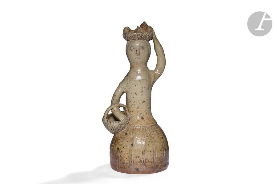 JACQUELINE LERAT (1920-2009) – LA BORNE
Femme aux paniers
Vase dit bouquetière. Épreuve en grès. Manque possiblement un fruit dans le panier supérieur. Signé J. LERAT, incisé en bas à l’arrière. H.19cm