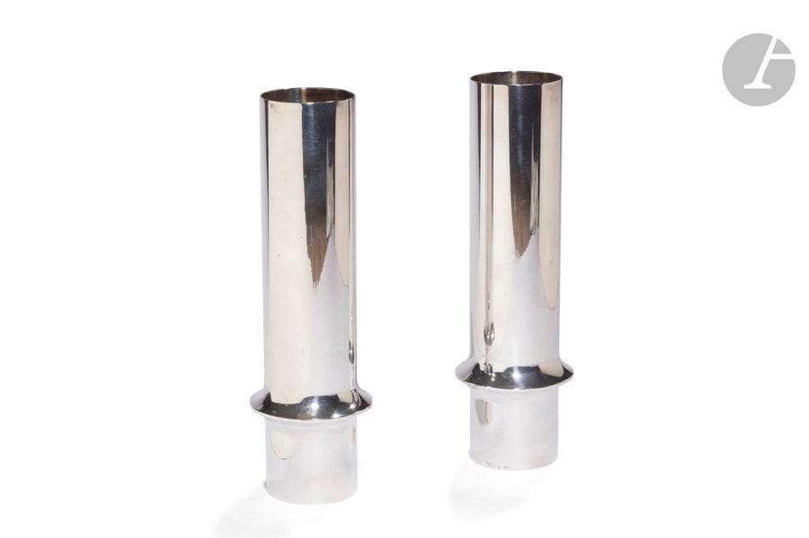 CHRISTOFLE ORFÈVRE – COLLECTION GALLIA – BERNARD YOT (NÉ EN 1944) CONCEPTEUR DU MODÈLE
Bambou, le modèle conçu vers [1972] 
Paire de vases. Épreuves en métal argenté. Un petit enfoncement sur l’un des vases. Chacun marqué des cachets CHRISTOFLE France et Coll.GALLIA et porte le poinçon de maître orfèvre vers la base. H.26cm