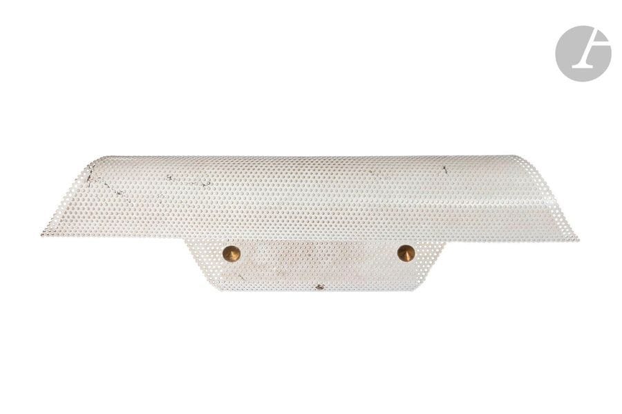 LUNEL LUMINAIRES - ROYAL LUMIÈRE
Enroulement 
Grande applique horizontale. Épreuve en tôle perforée laquée blanc cassé. Un enfoncement au sommet et petits sauts de laque épars. H.12cm – L.54cm – P.10,5cm

À noter:
Une applique identique est visible sur une photographie d’époque de l’intérieur d’une maison Jean Prouvé à Meudon construite entre 1950 et 1952.