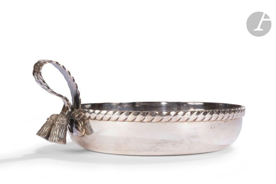 MARIA PERGAY (NÉE EN 1930)
Passementerie, le modèle conçu en [1957]
Coupe. Épreuve en métal argenté. Édition ancienne des années 1960. L.27cm

Bibliographie:
Suzanne Demisch & Stéphane Danant - Maria Pergay, complete works 1957-2010 - Éditions Damiani, Bologne, 2011.Une œuvre identique référencée et reproduite sous le numéro 30.