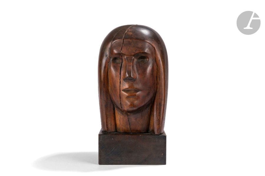*ROBERT JENNY (1922-1982) 
Tête de femme, 1960 
Portrait sculpté. Épreuve en bois sculpté et teinté. Fentes, fendillements et restaurations. Signé et daté R. JENNY (19)60 sur le côté gauche vers la base. H.totale 41cm 

Provenance:
 Amis des Arts à Zürich. Œuvre acquise par l'actuel propriétaire auprès de cette dernière le 4 novembre 1961.