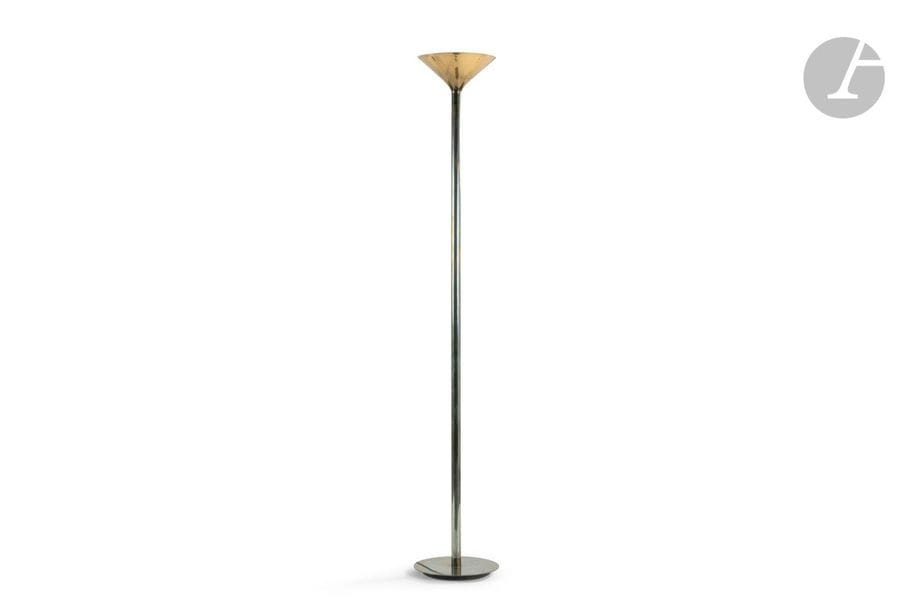 TRAVAIL DES ANNÉES 1980
Lampadaire halogène entièrement en laiton. La base circulaire, le fût cylindrique, la coupe tronconique et recevant un variateur. H.186cm