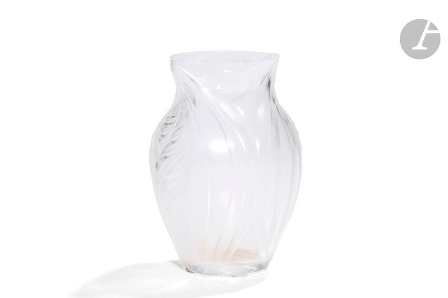 MAISON LALIQUE D’APRÈS UN MODÈLE DE MARIE-CLAUDE LALIQUE (1935-2003)
Pavie, le modèle créé en [1989] 
Vase balustre méplat à col navette. Épreuve en cristal soufflé-moulé et, en grande partie, satiné. Signé LALIQUE®France à la pointe sous la base. H.12,7cm 