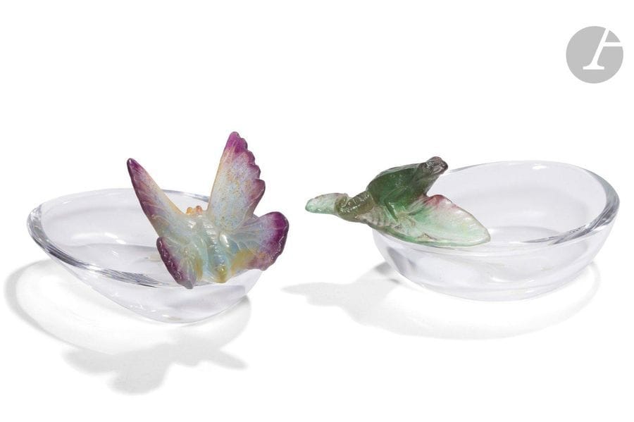 DAUM FRANCE 
2 ŒUVRES 
Grenouille & Papillons
2 petites coupes vide-poches. Épreuves en cristal incolore, les prises zoomorphes en pâte de cristal polychrome. La coupe à la grenouille signée DAUM France sur le pourtour. L.11,5cm & 12,5cm 
