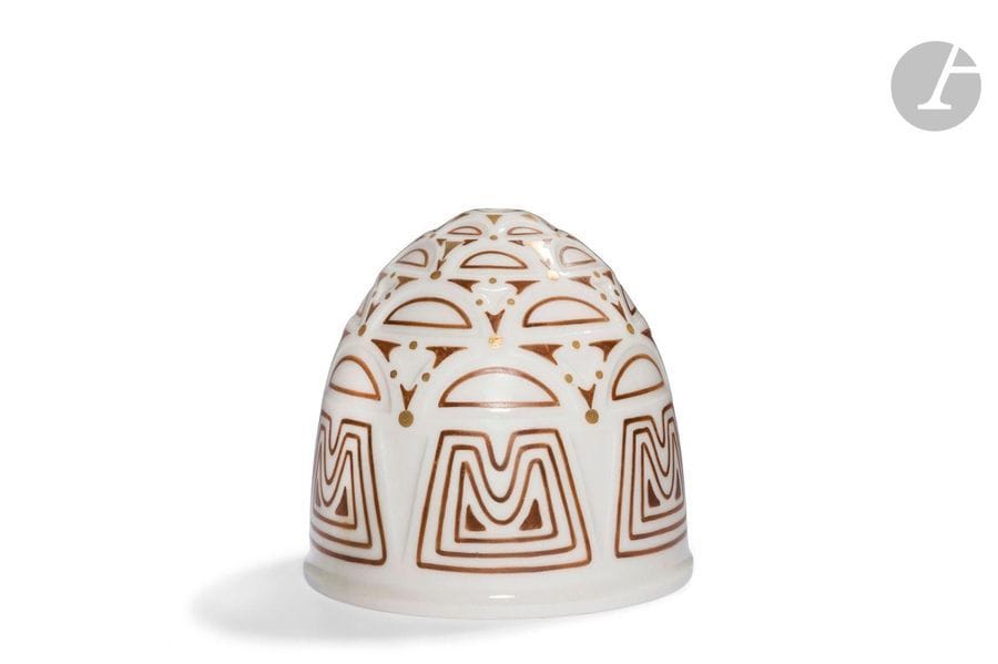 MANUFACTURE NATIONALE DE SÈVRES – HENRI RAPIN (1873-1939) & JEAN-BAPTISTE GAUVENET (1885-1967) CONCEPTEURS DE LA FORME
Motifs géométriques, 1925
Tulipe cache-ampoule de forme obus à gradins. Épreuve en porcelaine (pâte dure translucide). Le décor polychrome et à l’or au four sur fond ivoire. Marquée des cachets noir date S – 1925 6 DN et rouge R.F. Décoré à Sèvre 1925 et Made in France à l’intérieur. H.11cm

Bibliographie:
Les œuvres de la Manufacture Nationale de Sèvres 1738 – 1932 – Volume V Le luminaire – Édition de la Manufacture Nationale de Sèvres, 1932. Des modèles identiques, aux décors différents, reproduits planches I et II sous les références 3504 et 3505.