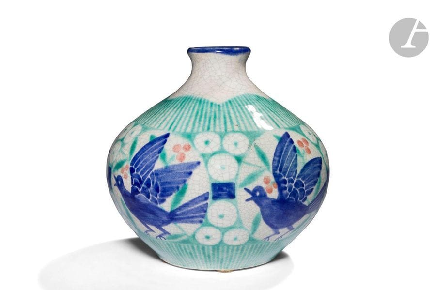 ÉDOUARD CAZAUX (1889-1974)
Frise d’oiseaux parmi une végétation stylisée
Important vase piriforme à panse renflée. Épreuve en céramique émaillée au décor titre traité polychrome sur fond blanc craquelé. Signé CAZAUX au revers. H.20cm – D. 22cm