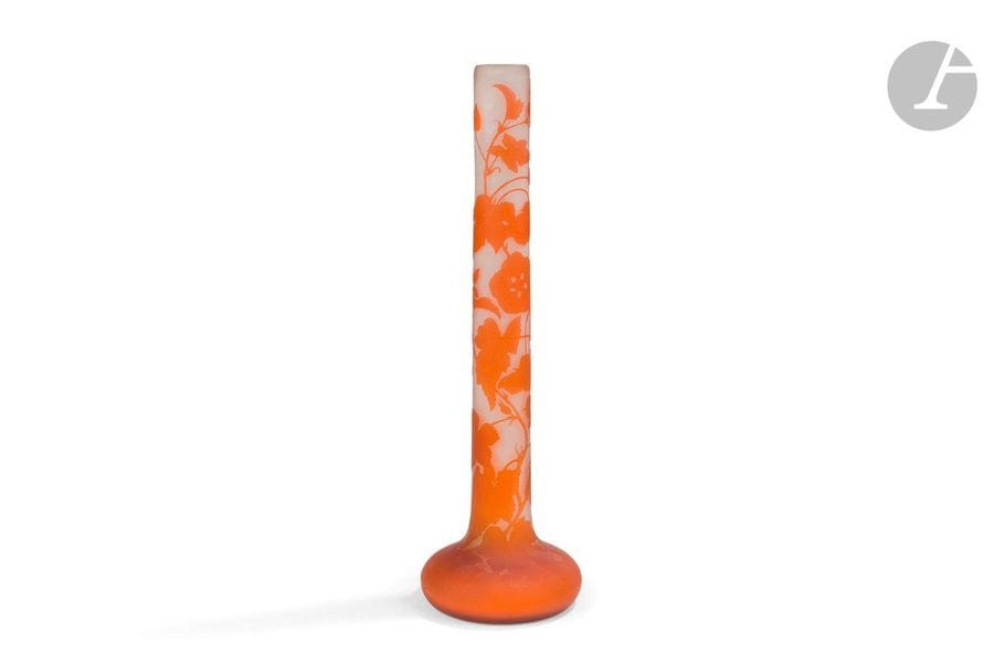 ÉTABLISSEMENTS GALLÉ (1904-1936)
Lavatère 
Grand vase bulbe. Épreuve en verre multicouche; le décor dégagé à l’acide et traité orangé sur fond gris-blanc. Défauts et chocs au col, possiblement meulé. Signé GALLÉ, en réserve gravé en camée à l’acide vers la base. H.60,5cm 
