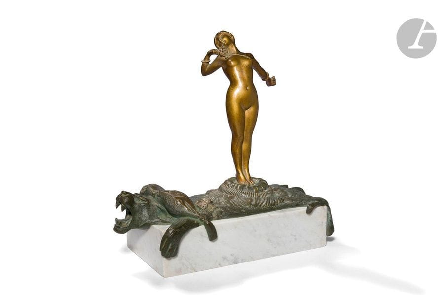 R. BOUSQUET (ACTIF DANS LES ANNÉES 1920/30)
Nu aux roses sur une peau de tigre
Sculpture. Épreuve en bronze à triple patine; vert, brun et or. Fonte d’édition ancienne des années 1920/30. Base en marbre. Signée BOUSQUET sur la peau de tigre. 29,5x29,5x17cm