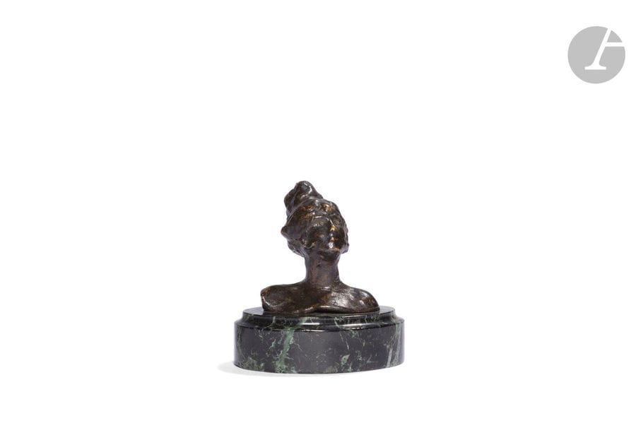 ÉCOLE DU DÉBUT DU XXe SIÈCLE
Femme au chignon
Portrait sculpté. Épreuve en bronze à patine brun nuancé. Fonte d’édition ancienne. Socle ovale en marbre vert de mer. H.totale 8,5cm – H.bronze seul 6cm 