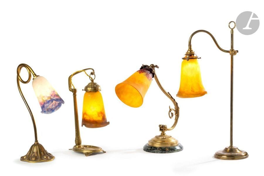 ART NOUVEAU – ART DÉCO – DAUM NANCY & MULLER FRÈRES LUNÉVILLE
4 ŒUVRES (LAMPES DE BUREAU)
- Une lampe de bureau; le pied en bronze, la tulipe non d’origine en verre marmoréen et signée MULLER Fres Lunéville. H.35cm
- Une lampede bureau ; la base en bronze, le fût en laiton, la tulipe non d’origine en verre marmoréen signée MULLER Fres Lunéville. H.38cm
- Une lampe de bureauà hauteur réglable ; la base et le fût en laiton, la tulipe non d’origine en verre marmoréen signée MULLER Fres Lunéville. H.52cm 
- Une lampe de bureau à hauteur réglable et à lumière orientable. La base en marbre vert de mer, le fût en bronze, la tulipe non d’origine en verre marmoréen signée DAUM Nancy à la Croix de Lorraine. H.37cm