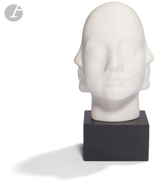 Roy ADZAK [anglais] (1927-1987)
Quatre têtes, 1981
Epreuve en porcelaine.
Editions Hutschenreuther Art, Allemagne.
Etiquette sous la base.
Hauteur : 14 cm