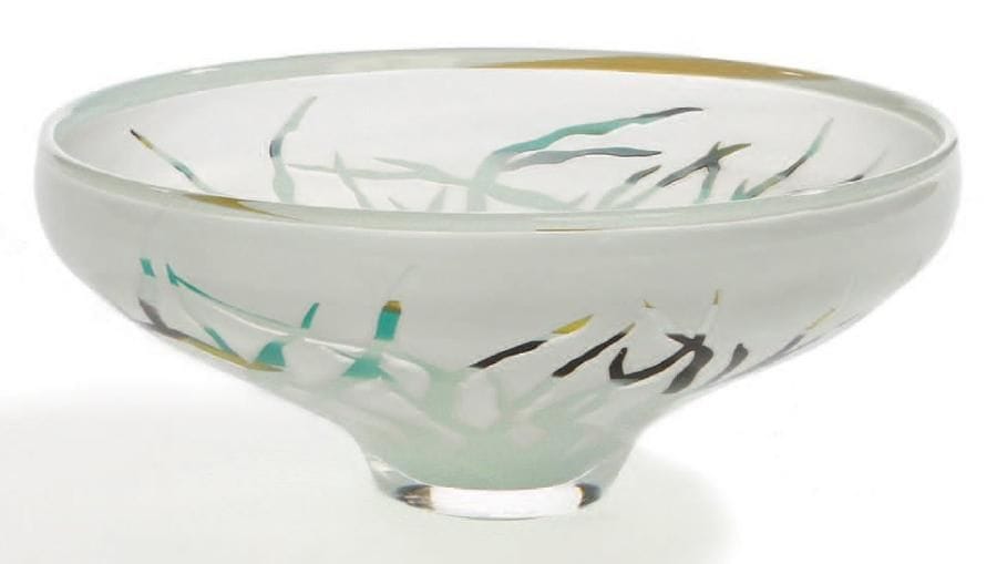 Régis (né en 1948) et Gisèle (née en 1951) FIEVET
Coupe ouverte à décor naturaliste sur fond laiteux. Signée et datée 1989. Hauteur: 8 cm - Diamètre: 18,5 cm.