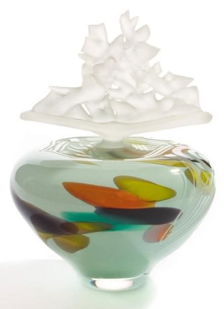 Régis (né en 1948) et Gisèle (née en 1951) FIEVET
Flacon ovoïde et son bouchon à décor sur fond blanc. Signé et daté 1989. Hauteur: 19 cm.