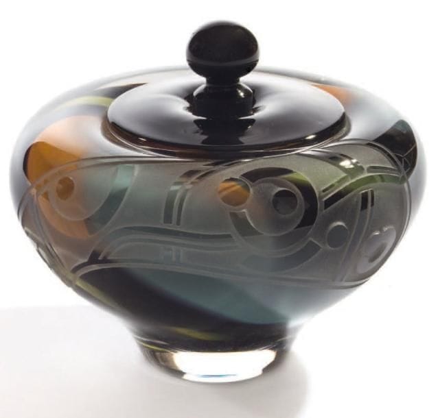 Régis (né en 1948) et Gisèle (née en 1951) FIEVET
Flacon et son bouchon à décor orange, jaune et bleu sur fond noir. Signé et daté 1989. Hauteur: 12 cm.