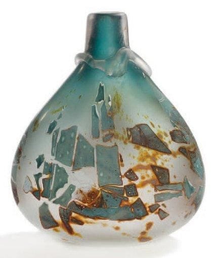 Louis LELOUP (né en 1929)
Flacon et son bouchon en verre mauve à décor abstrait jaune, rose, marron. Signé. Hauteur: 21,5 cm. LOUIS LELOUP Maître verrier liégeois né en 1929, Louis Leloup excelle dans l'art du cristal et des émaux. Il travaille une trentaine d'années aux cristalleries du Val Saint-Lambert. En 1997, un musée lui est dédié au Japon, à Kyoto.