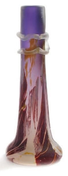 Louis LELOUP (né en 1929)
Vase en verre mauve à long col à décor abstrait mauve tacheté sur fond blanc - mauve, applications au col. Signé et daté 90. Hauteur: 29,5 cm.