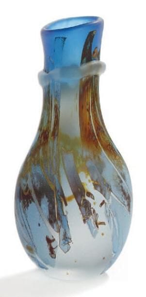 Louis LELOUP (né en 1929)
Vase balustre à panse aplatie à décor abstrait sur fond bleu, application au col. Signé. Hauteur: 29 cm.