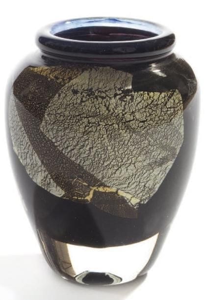 Jean-Claude NOVARO (né en 1943)
Vase ovoïde et petit col ourlé sur fond noir. Signé et daté 1989. Hauteur: 13 cm.