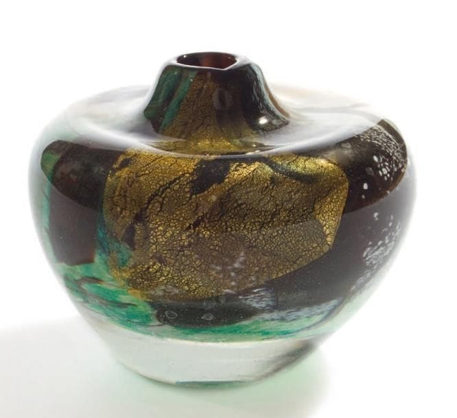 Jean-Claude NOVARO (né en 1943)
Vase ovoïde et petit col à décor noir, blanc, vert, gris et or. Signé et daté 5.10.88. Hauteur: 12 cm.