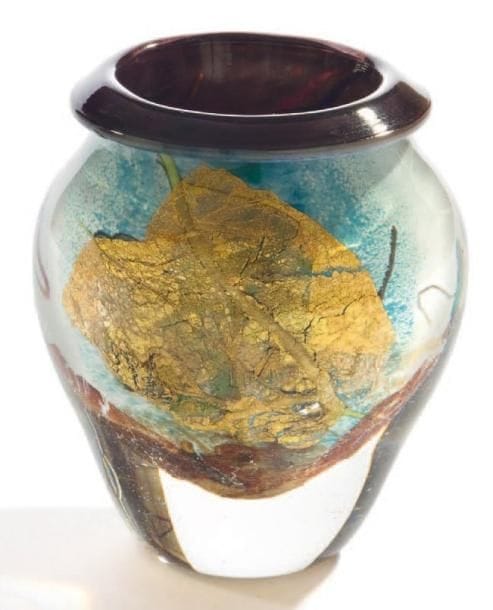 Jean-Claude NOVARO (né en 1943)
Vase ovoïde à petit col à décor marron, vert, bleu et paillons or. Signé et daté 1988. Hauteur: 12 cm.