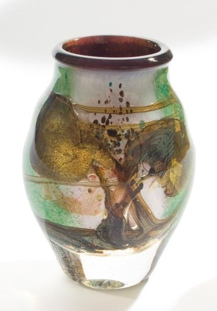 Jean-Claude NOVARO (né en 1943)
Vase ovoïde à petit col ourlé à décor vert, blanc et paillons. Signé et daté 1988. Hauteur: 20 cm.