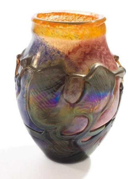 Jean-Claude NOVARO (né en 1943)
Vase ovoïde à col ourlé à décor multicolore et reliefs irisés. Signé et daté 1989. Hauteur: 23,5 cm.