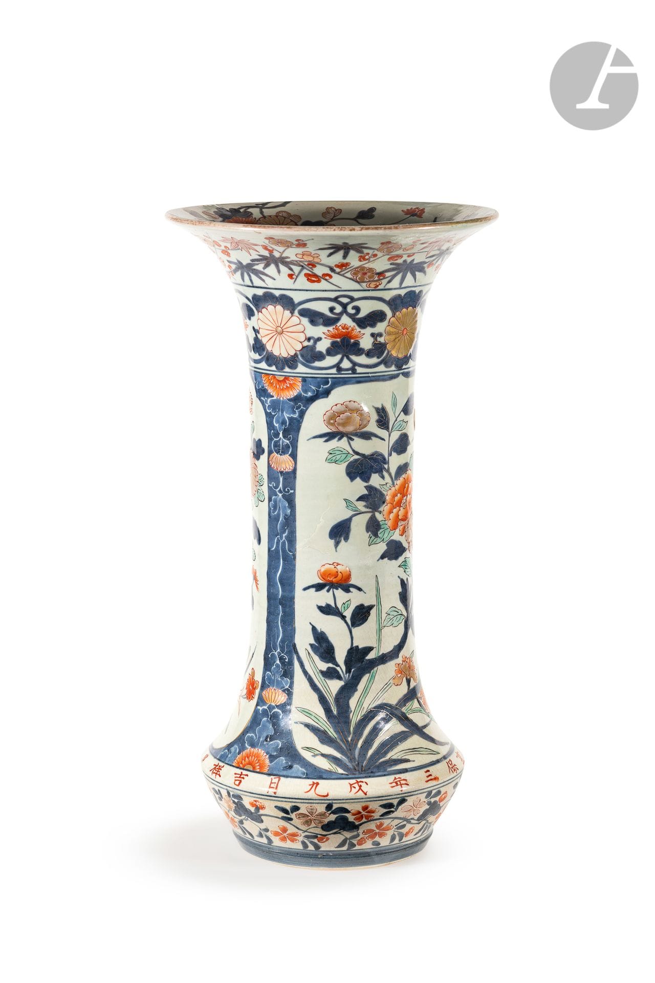Large porcelain horn vase with Imari decoration, Japan, Arita kilns, 18th centuryEnamelled in
blue underglaze, red, green and gold overglaze with chrysanthemums on the body and bamboo and plum blossoms as well as stylized scrolls and chrysanthemums on the neck. On the foot an inscription in red on glaze indicates that it was made on a good day of the ninth month of the third year of the dog of the Kyōhō era, i.e. 1718.
Restorations
.

Height : 53 cm


