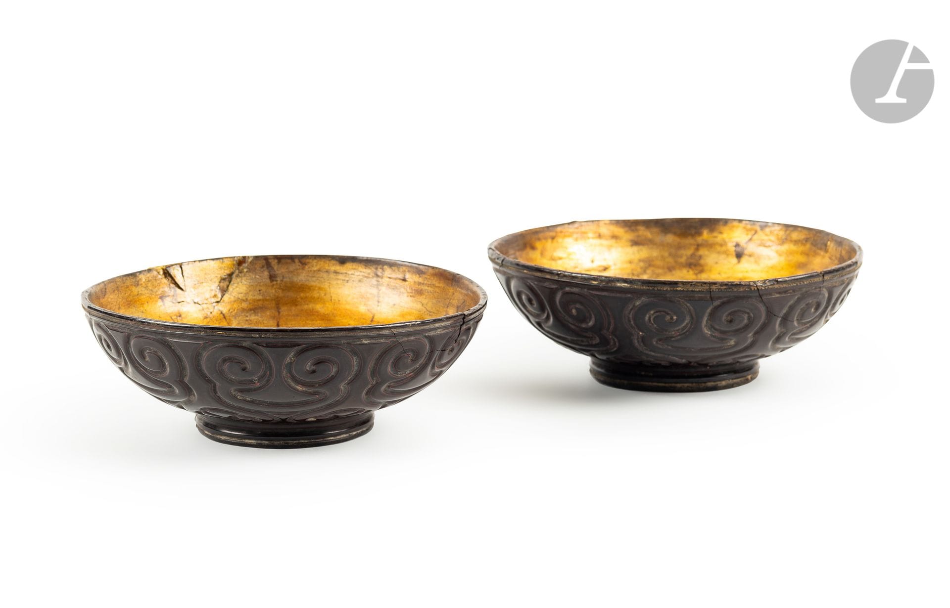 Paire de bols en laque dite tixi (guri en japonais), Chine, époque Ming (1368 - 1644)
À décor incisé de lingxi, l’intérieur et les dessous de pieds à décor de feuilles d’or. 
Diamètre : 19,4 cm ; Hauteur : 6,8 cm
Accidents, restaurations et manques.
 Lot présenté par le cabinet Portier