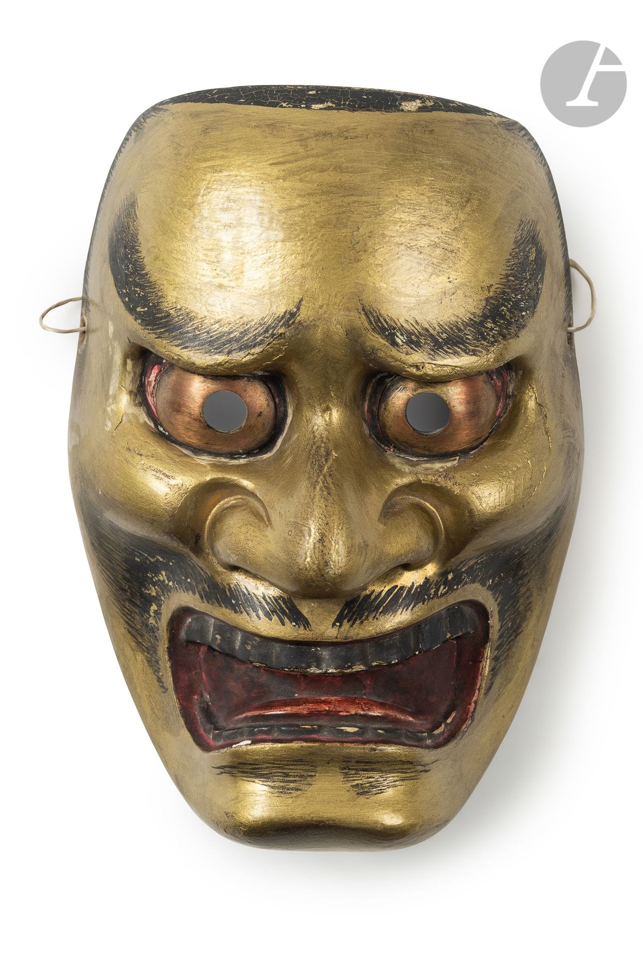Masque de Nō, Japon, XIXe siècle
En bois de cyprès, à l’origine recouvert de gofun mais totalement repeint en doré représentant le personnage de Dei Kurohige, tête de dieu dragon vivant dans la mer, et apportant la pluie. Marque au fer Deme Yūsui.
Hauteur : 20,1 cm