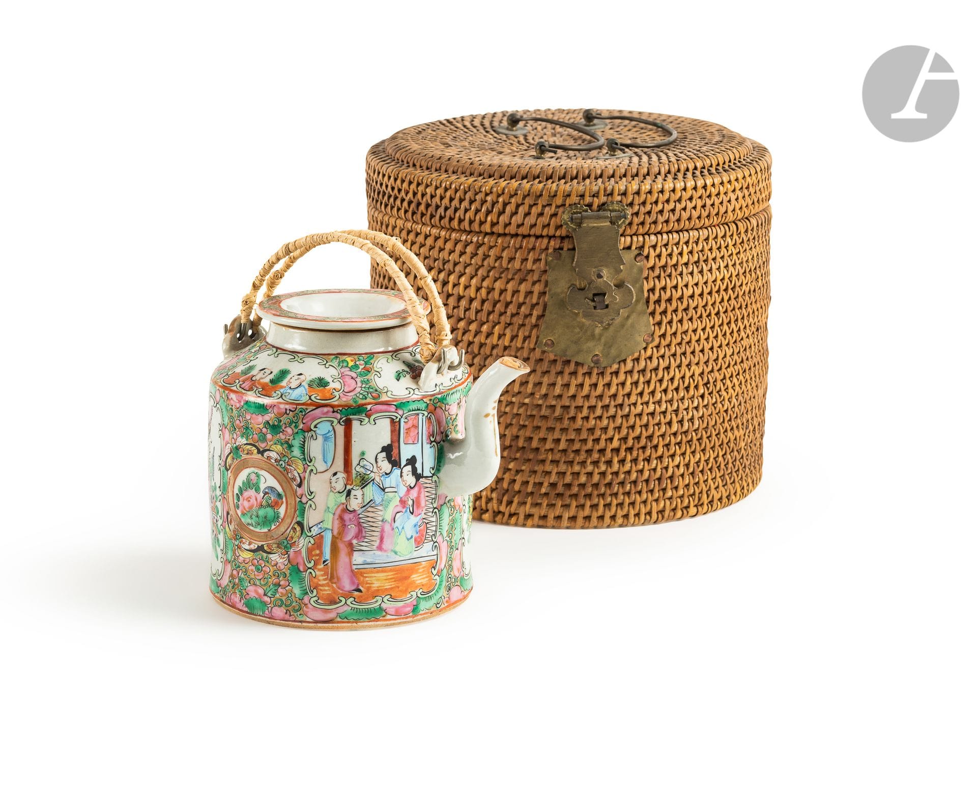 Théière de voyage en porcelaine dans son panier de transport en osier, Chine, Canton, fin XIXe - début XXe siècle
La porcelaine blanche émaillée en polychromie sur la panse et l’épaulement de cartouches alternant un décor d’oiseaux parmi des fleurs et de personnages dans un pavillon, sur un fond orné de fleurs et de papillons. Le couvercle plat à décor de pivoines. Accompagnée de son panier en osier tressé capitonné de soie rouge. Fermoir en laiton.
Hauteur : 14 cm ; H. panier : 19 cm