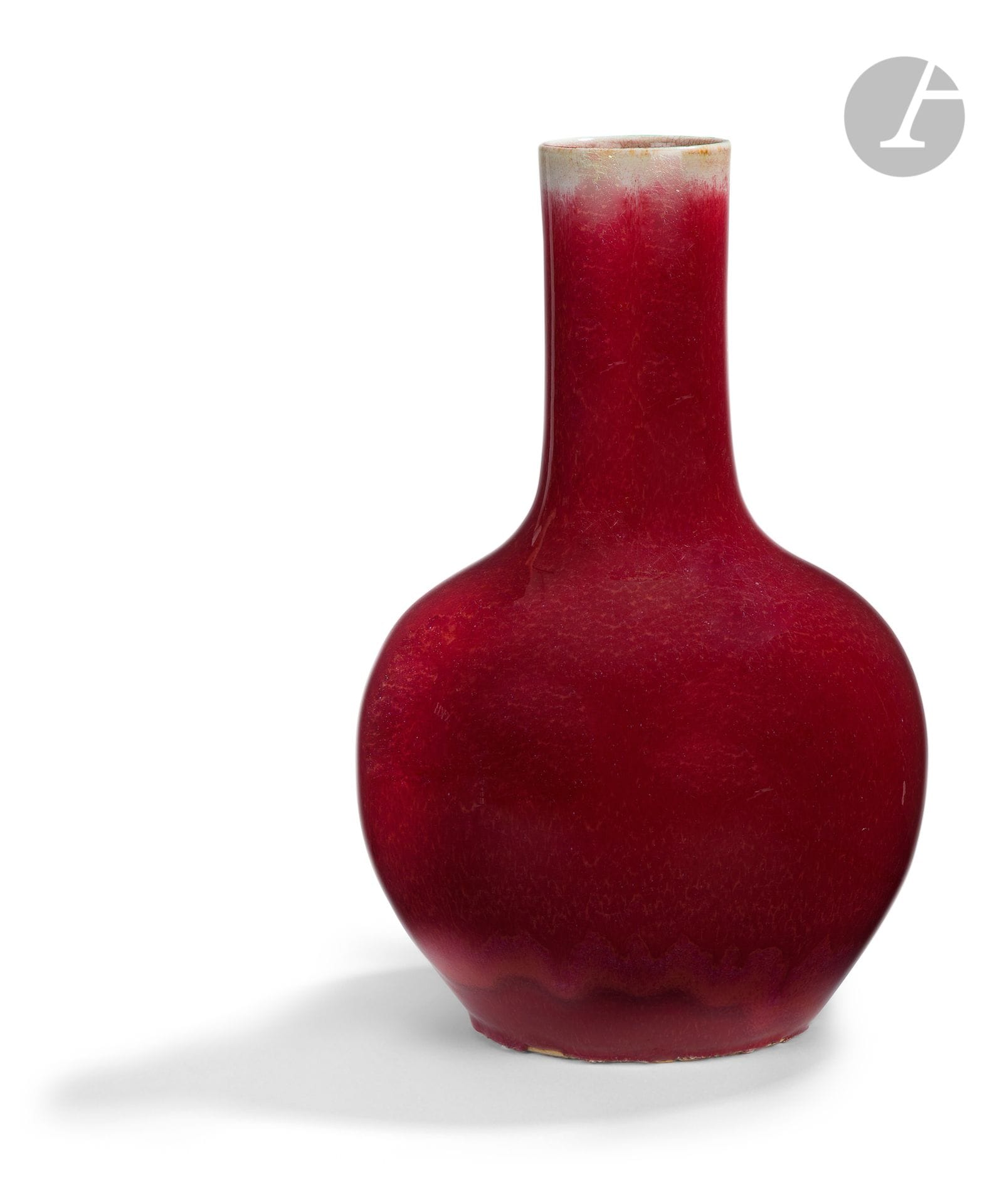 Vase tianqiuping en porcelaine émaillée sang de bœuf, Chine, fin XIXe - début XXe siècle
Recouvert d’une épaisse glaçure monochrome rouge dite sang de bœuf. Le haut du col et le fond montrent un émail crème craquelé. À la base la couverte rouge a été légèrement rodée.
Hauteur : 34 cm