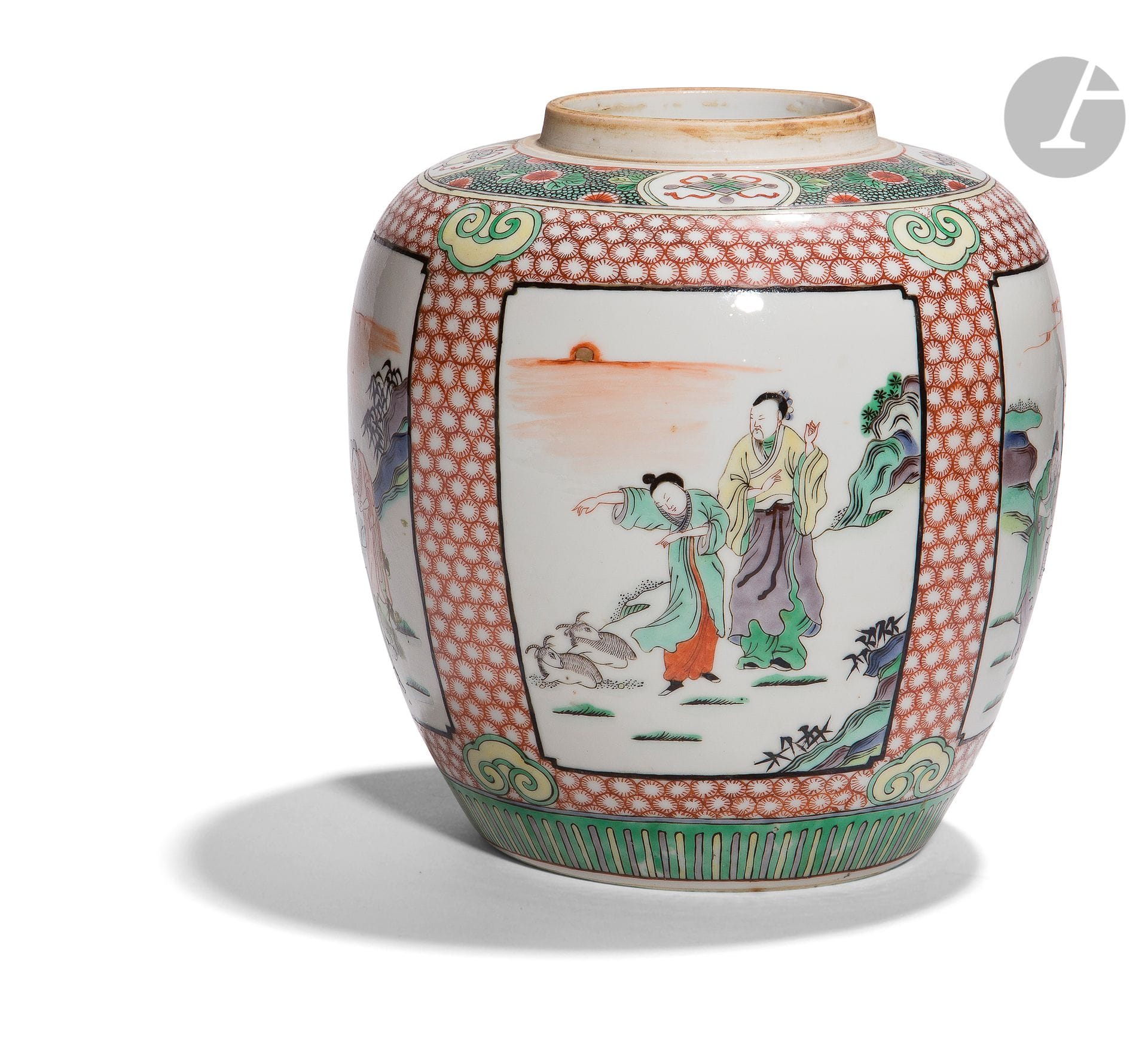 Pot à gingembre en porcelaine dans le style de la famille verte, Chine, XIXe siècle
La panse est ornée de quatre panneaux avec une tête de ruyi à chaque angle, sur un fond de fleurs stylisées en rouge de fer, chacun à décor d’un lettré et de son serviteur dans des jardins de rochers, pins, bambous, et d’un soleil. Le bas de la panse orné d’une frise et l’épaulement de quatre objets précieux dans des cartouches dans un bandeau de fleurs et feuillages. Double cercle bleu à la base.
Hauteur : 21,5 cm
Socle en bois.
