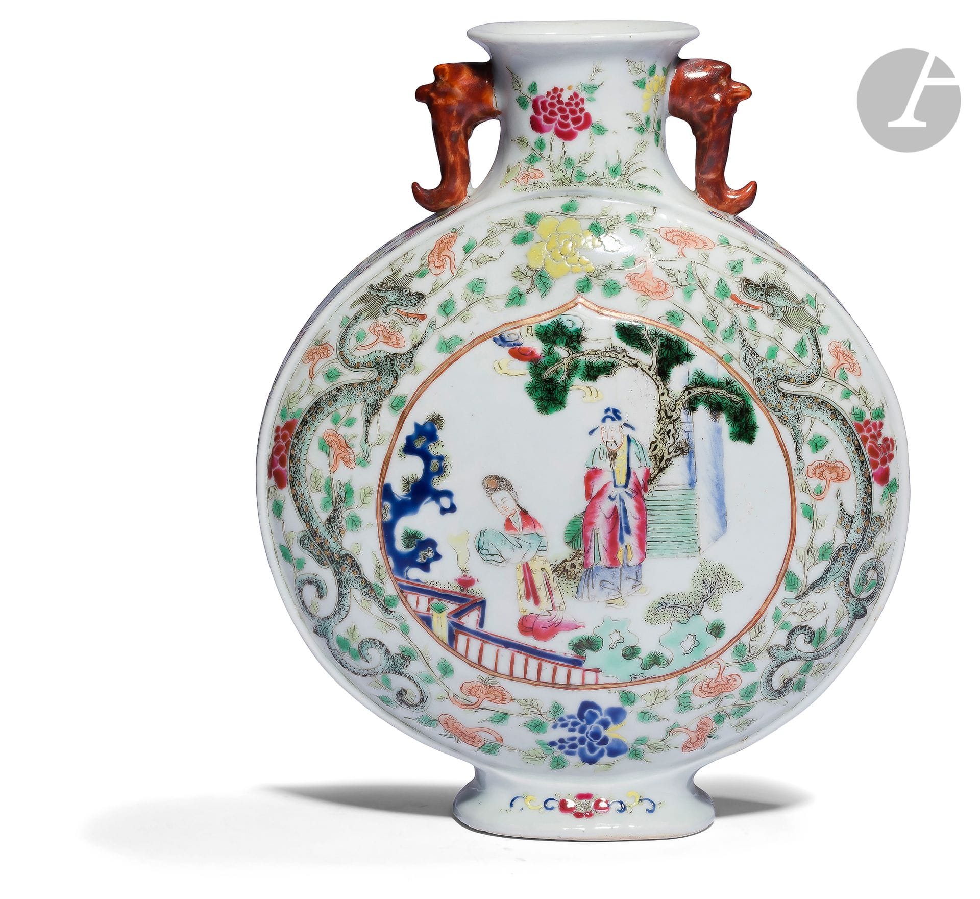 Vase gourde baoyueping (ou bianhu) en porcelaine dans le style de la famille rose, Chine, XIXe siècle
À décor d’un médaillon central montrant un couple sur la terrasse d’un jardin sur une face et deux lettrés assis devant un pavillon, un serviteur à côté d’eux tenant une peinture. Les médaillons sont encadrés de deux dragons affrontés parmi des fleurs et végétaux et les épaulements montrent un signe shou, une chauve-souris et des fleurs stylisées. Le col agrémenté de fleurs et flanqué de deux anses en forme de tête d’éléphant émaillées corail. Marque apocryphe sigillaire Qianlong à quatre caractères en rouge de fer à la base.
Hauteur : 23 cm
Restauration au col.