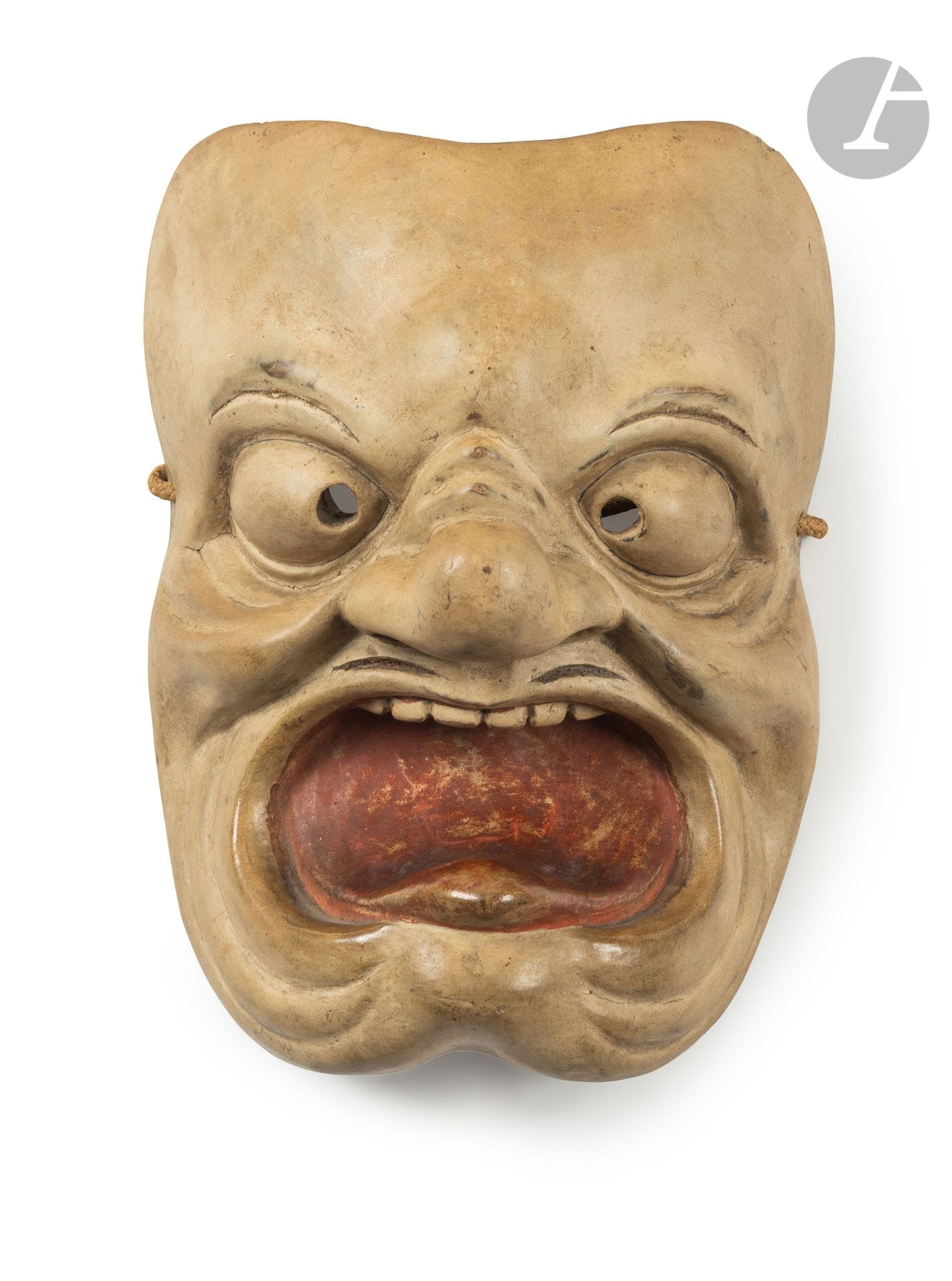 Masque populaire, époque Meiji -Taisho, XIXe - XXe siècle
En bois recouvert de gofun représentant un personnage grimaçant, aux yeux exorbités et à la bouche grande ouverte, tirant la langue. Non signé.
Hauteur : 20 cm