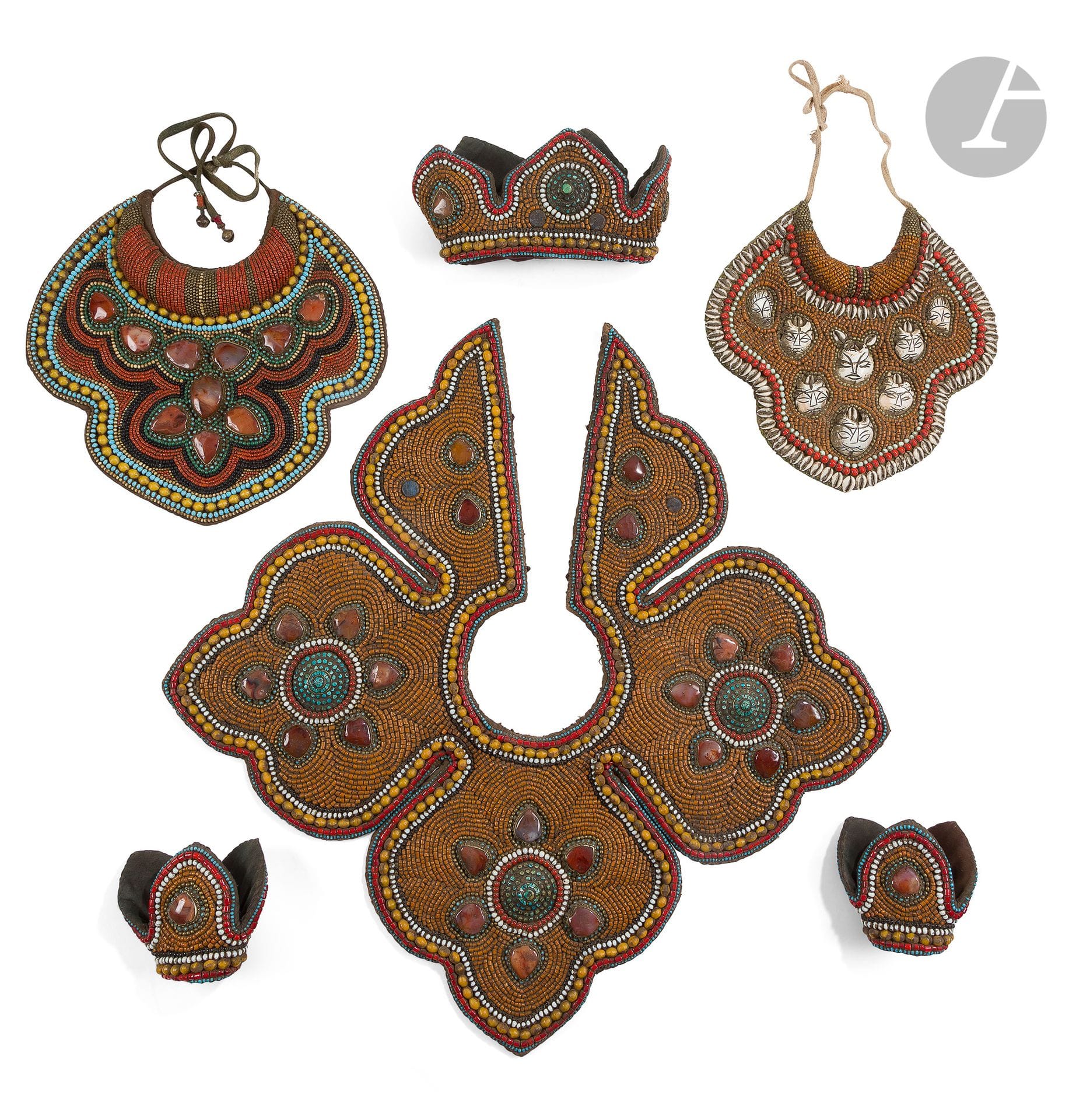 
Six parures ornementales ethniques, Tibet et Ladakh, XXe siècle



Une tiare à cinq pans, deux bracelets, un grand pectoral et deux colliers plastron. L’ensemble est orné de pierres de turquoise, de corail, de perles de verre multicolores, de cornaline, de coquillages et de cauris.





Lots 271 - 275 : 

Pour des raisons évidentes de simplicité de nos descriptifs nous avons utilisé les termes de : coiffe, tiare, plastron et pectoral, comme par exemple pour la tiare du lot 271 donnée parfois comme coiffe de femme oracle, tiare de noble ou de roi, ou comme tiare de lama portée lors des cérémonies funéraires. Mais aussi pour la toque du lot 275 qui peut être donnée comme coiffe perak, Ladakh, Zanskar, coiffe de femme, vallée de la Nubra, coiffe des hautes terres du Changthang, ou coiffe de Hunza, Pakistan. Et même si de nombreux musées, comme celui de la Castre à Cannes (maintenant musée des explorations du monde), le Muséum d’histoire naturelle de Lyon, ou le Mingei International Museum de San Diego en Californie, présentent des coiffes similaires, suite aux controverses de ces dernières années à ce sujet, rien ne nous permet, aujourd’hui, d’affirmer que ces pièces ont été portées par des membres d’ethnies du Ladakh ou d’autres contrées des contreforts de l’Himalaya. Nous considérerons donc que ces pièces ne sont présentées qu’à titre d’objets décoratifs du XXe siècle.



