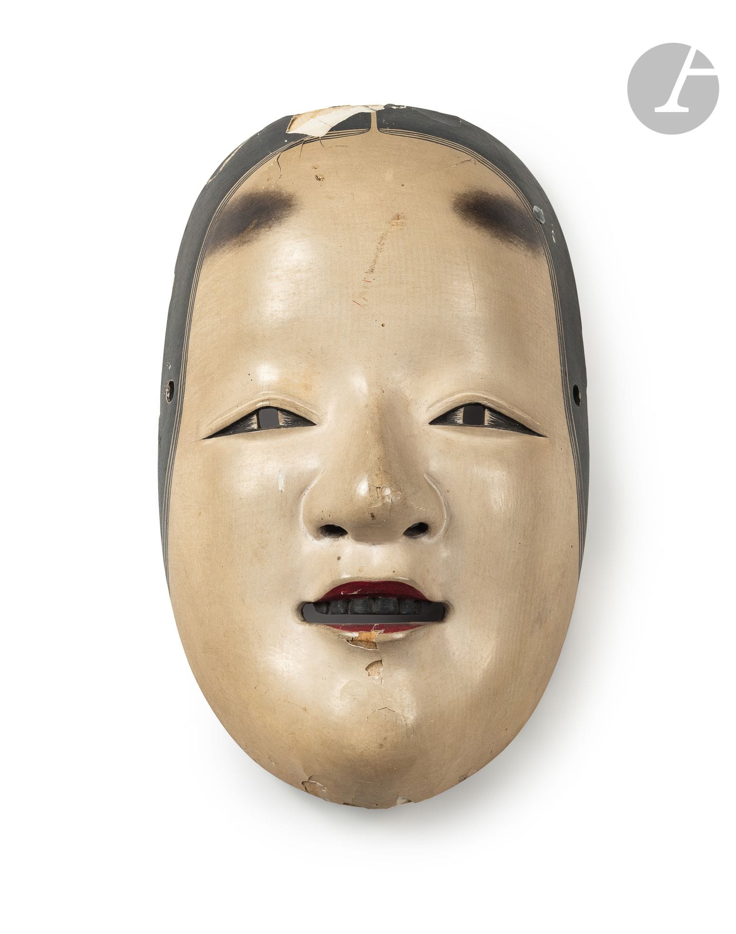 Masque de Nō, Japon, époque Meiji - Taisho, XIXe - XXe siècle
En bois de cyprès recouvert de gofun représentant le personnage de Ko Omote, jeune femme à la peau blanche et aux sourcils hauts placés. Une marque au fer à l’intérieur Tachibana Yoshiteru. 
Hauteur : 21,2 cm
Plusieurs éclats dans le gofun.