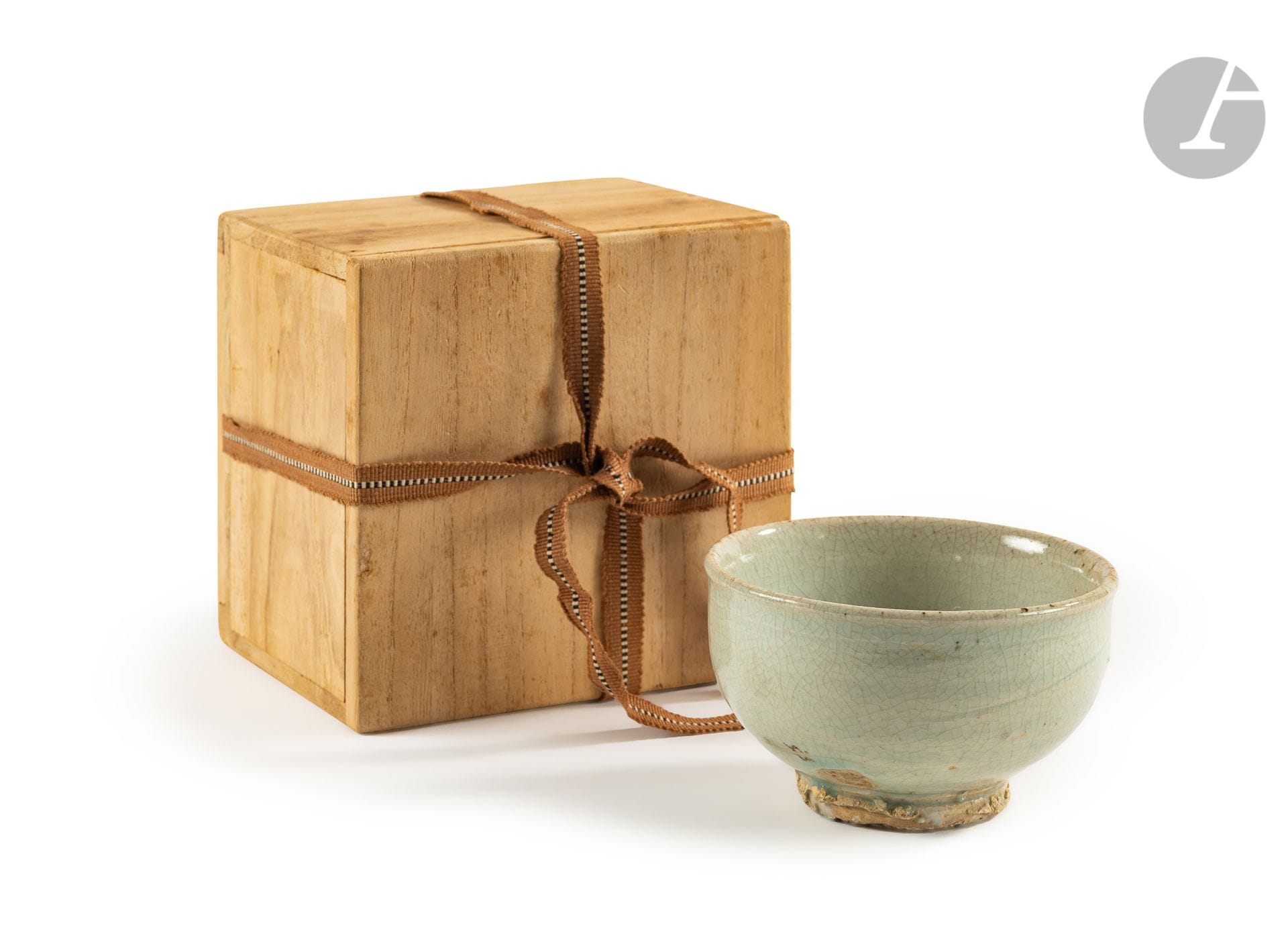 Bol en porcelaine émaillée blanc bleuté, Corée, époque Joseon (Yi), XIXe siècle
Recouvert d’un émail blanc légèrement bleuté. Il est orné d’une scarification pratiquée dans la pâte sous la couverte. Le pied est assez épais et recouvert de concrétions sableuses. 
Hauteur : 7 cm ; diamètre : 11,5 cm
Petit retrait d’émail près du talon. Avec une boîte de protection japonaise en kiri.