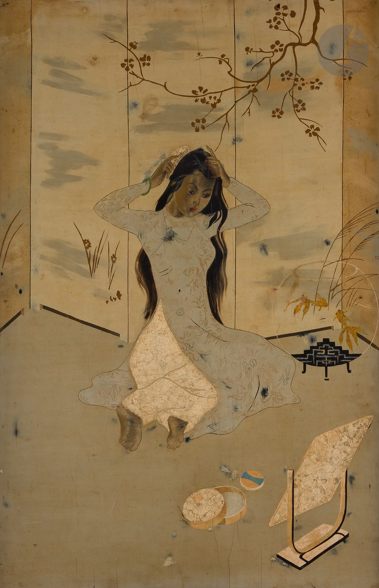 TRAN MINH THO (Vietnam, 20th century
)The girl with
goldfishLacquered
panel.

Annotated on the back.
93 x 61 cmPanel
detached, panel slightly cracked and warped, traces of wear.

This lacquered panel on wood represents a young woman doing her hair in front of a mirror placed on the floor next to her beauty kit with, on her right, a jar containing exotic fish. The panel is not signed, but has a brass plate on the frame engraved Tran Minh Tho. This panel is a reproduction of a signed and dedicated painting on silk by Tran Minh Tho that was sold in 2003, as well as another that was sold in 2017 and signed Tho. On the

back, a white painted indication indicates that the work was sent from Mr. Lê Thy, quai de la Marne in Saigon, to Mr. Tran Minh Tho, avenue de Saxe in Paris

.

It turns out that Mr. Lê Thy is the artist name of Mr. Trân Minh Thi, probably the brother of Trân Minh Tho, with whom he collaborated professionally. Indeed, Lê Thy, born in 1919 in Cholon, was a highly respected lacquer artist whose workshop was located right on the Marne in Saigon (now Ho Chih Minh City). It is therefore possible that this lacquer panel is the result of a collaboration between Lê Thy (Trân Minh Thi) and Trân Minh Tho.








