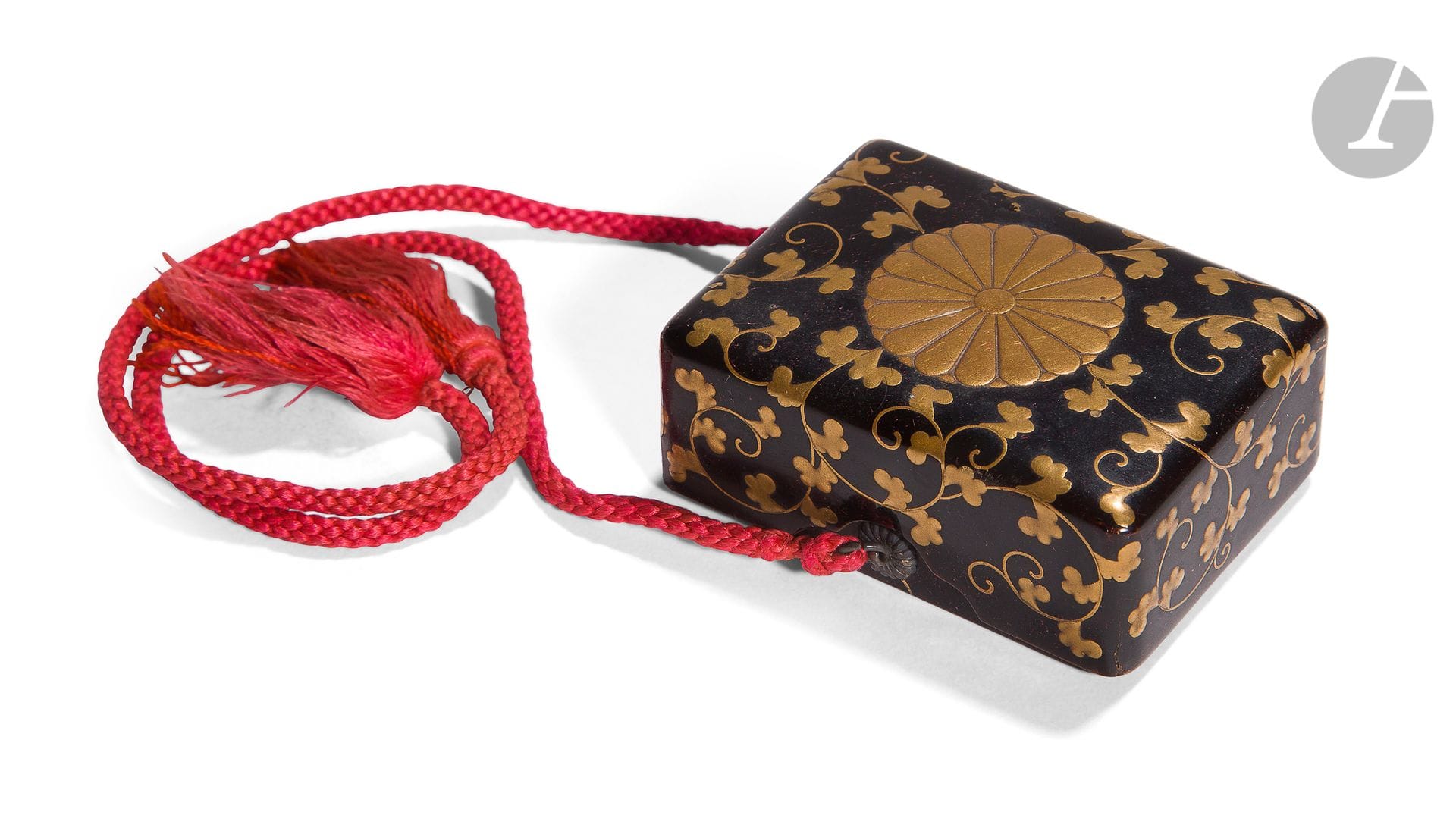 Imperial candy box, Japan, Meiji - Taisho period (1912-1923
)Small roiro lacquer box decorated in hiaramakie and takamakie with scrolls (karakusa) surrounding the sixteen petals chrysanthemum called Kiku Mon (coat of arms reserved for the use of the imperial family). Two small silver rings on each side of the box allow the passage of a red silk cord to close the box.
5 x 4 cmSmall
chip repaired.

These small boxes were made in the imperial workshops and were used from the Meiji period to the Showa period as diplomatic gifts during important receptions. Most of them are made of silver, but there are some in other materials such as porcelain or lacquered wood as it is the case here.

Bibliography:
- Minako Nagasako, Bonbonnières and Custom of the Modern Imperial Court, Tsukada Takayuki ed.
(ボンボニエールと近代皇室文化 著者：長左古美奈子 発行者：塚田敬幸)

.


- Imperial Silver Bonbonnières, editorial director Sensu Tadashi and Abepublishing (皇室のボンボニエール 監修：扇子忠 発行者：阿部出版).









