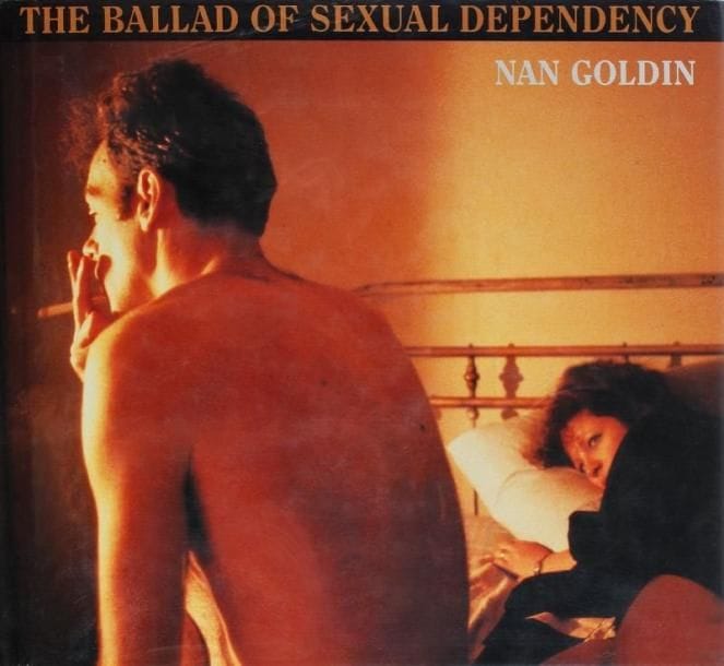 Goldin, Nan (née en 1953)
The ballad of sexual dependency . Aperture, New York, 1986. In-8 oblong (23 x 26 cm). Edition originale. 144 pp. Cartonnage d'éditeur sous jaquette illustrée. Ref. Parr & Badger, II, p. 39. Goldin, Nan (born in 1953) The ballad of sexual dependency . Aperture, New York, 1986. First edition. A fine copy in very near fine dust jacket.