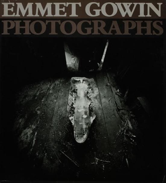 Gowin, Emmet (né en 1941)
Emmet Gowin Photographs. Alfred A. Knopf, New York, 1976. In-8 (26 x 24 cm). Edition originale, signée par Emmet Gowin. 101 pp. Cartonnage d'éditeur sous jaquette illustrée. Gowin, Emmet (born in 1941) Emmet Gowin Photographs. Alfred A. Knopf, New York, 1976. A fine copy in like dust jacket. Signed by Gowin.