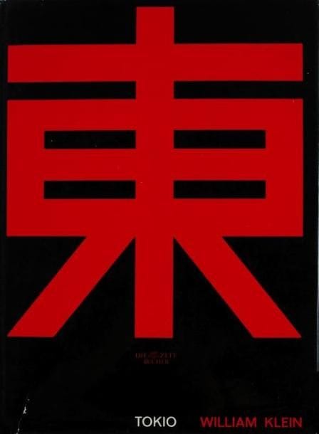 Klein, William (né en 1928)
Tokio. Nannen Verlag GmbH, Hamburg, 1965. In-4 (35 x 26 cm). Edition originale allemande. 184 pp. 168 photographies reproduites en héliogravure. Cartonnage d'éditeur sous jaquette illustrée (quelques usures). Klein, William (born in 1928) Tokio. Nannen Verlag GmbH, Hamburg, 1965. A near fine copy in lightly used dust jacket.