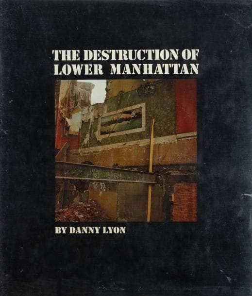 Lyon, Danny (né en 1942)
The destruction of Lower Manhattan. The Macmillian Company, New York, 1969. In-8 (27 x 24 cm). Edition originale. 75 photographies reproduites en noir et blanc. Cartonnage d'éditeur sous jaquette illustrée (légères usures). Lyon, Danny (born in 1942) The destruction of Lower Manhattan. The Macmillian Company, New York, 1969. A near fine copy in dust jacket with light edgewear.