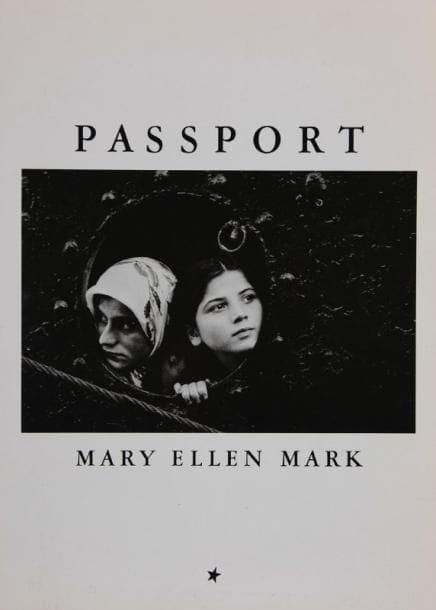 Mark, Mary Ellen (née en 1940)
Passport. Lustrum Press, New York, 1974. In-4 (30 x 23 cm). Edition originale, brochée, signée par Mary Ellen Mark. Couverture souple illustrée (légèrement usée). Mark, Mary Ellen (born in 1940) Passport. Lustrum Press, New York, 1974. Softbound (only edition). A bit of wear to the corners, else near fine. Signed by Mark.