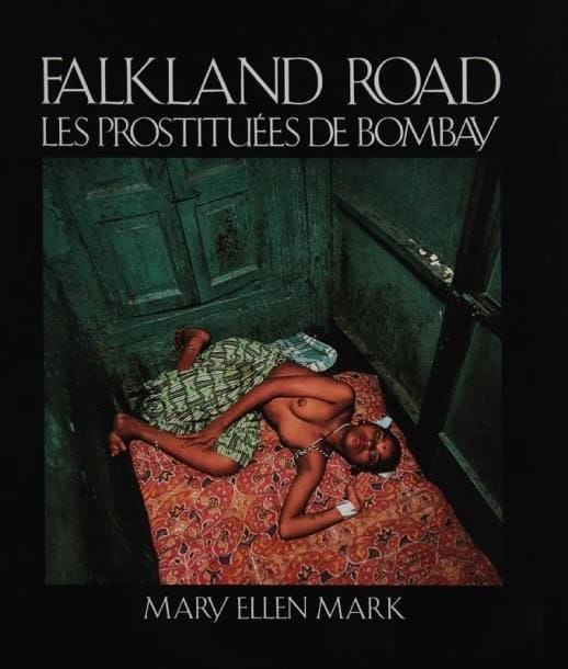 Mark, Mary Ellen (née en 1940)
Falkland Road. Les prostituées de Bombay. Editions Filipacchi, Paris, 1981. In-4 (28 x 25 cm). Edition originale française, signée par Mary Ellen Mark. Cartonnage d'éditeur sous jaquette illustrée. Mark, Mary Ellen (born in 1940) Falkland Road. Les prostituées de Bombay. Editions Filipacchi, Paris, 1981. A fine copy in very near fine dust jacket. Signed by Mark.
