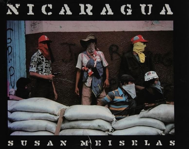 Meiselas, Susan (née en 1948)
Nicaragua. Pantheon Books, New York, 1981. In-8 oblong (22 x 28 cm). Edition originale américaine, signée et dédicacée par Susan Meiselas. 71 photographies reproduites en couleurs. Cartonnage d'éditeur sous jaquette illustrée (déchirures). Ref. Parr & Badger, II, p. 252. Meiselas, Susan (born in 1948) Nicaragua. Pantheon Books, New York, 1981. A near fine copy in like dust jacket. Inscribed by Meiselas in 1998.