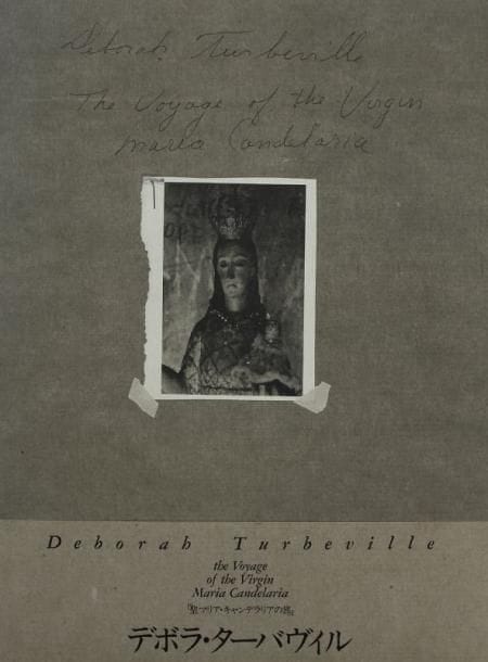 Turbeville, Deborah (née en 1938)
The Voyage of the Virgin Maria Candelaria. Parco, Tokyo, 1996. In-8 (28 x 21 cm). Edition originale, brochée. 108 pp. Couverture souple sous jaquette illustrée avec bandeau (obi) d'origine. Turbeville, Deborah (born in 1938) The Voyage of the Virgin Maria Candelaria. Parco, Tokyo, 1996. Softbound (only edition). A fine copy in near fine dust jacket with the publisher's original wraparound band.